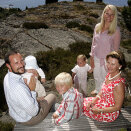 Dronningen og Kronprinsfamilien på Mågerø. Fotoserie i forbindelse med Kronprinsens 33-årsdag (Foto: Bjørn Sigurdsøn, Scanpix)